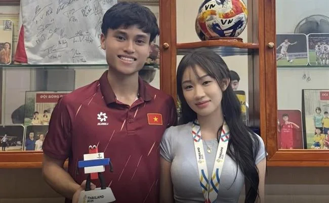 Đội tuyển E-sports đang thi đấu trên sân khấu lớn, biểu tượng E-sports tại 123b hiện đang mở