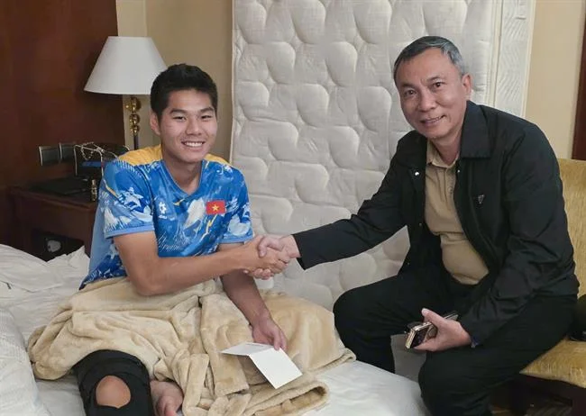 Hình ảnh hai chú gà chọi đang đối đầu